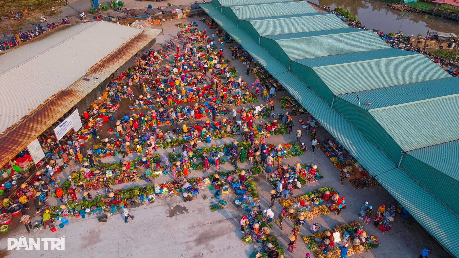 Phiên chợ được mệnh danh đẹp nhất miền Tây, ai ghé đến cũng phải cúi đầu - 1