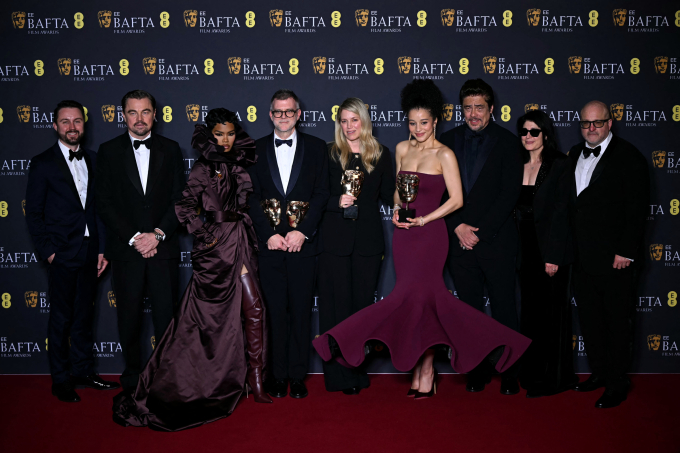 Đoàn phim One Battle After Another trên sân khấu BAFTA 2026. Ảnh: AFP
