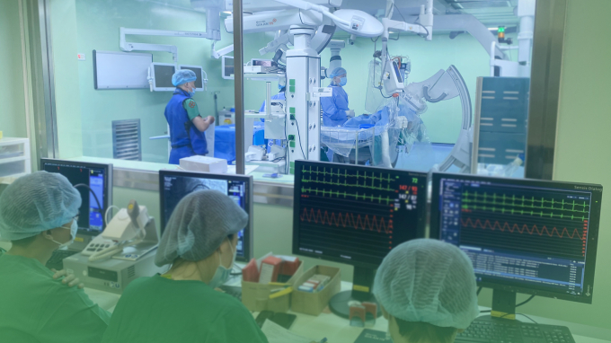 Các y bác sĩ can thiệp cho bệnh nhân. Ảnh: Bệnh viện cung cấp