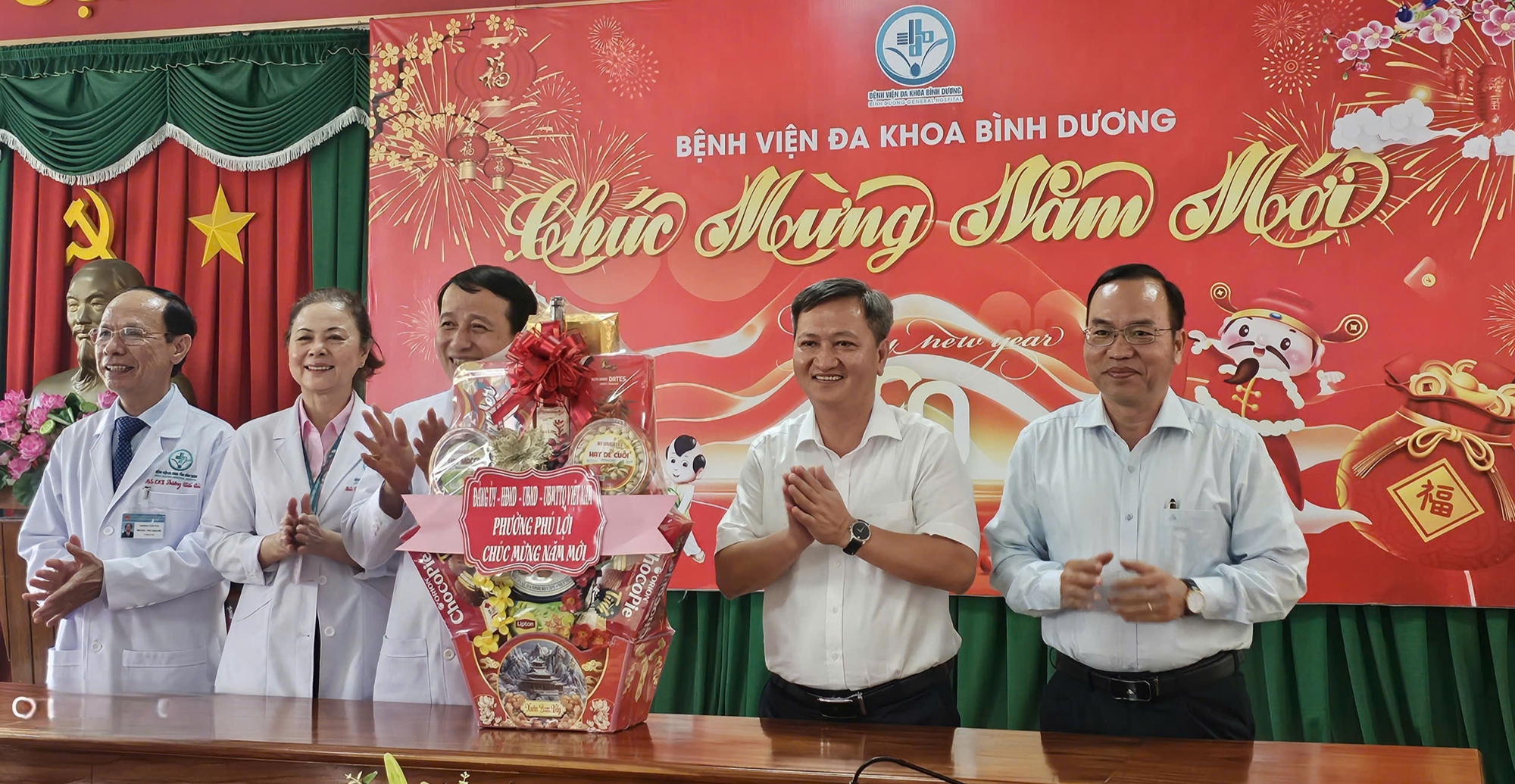 Phó Bí thư Thành ủy TPHCM Võ Văn Minh thăm công nhân và bệnh nhân nghèo dịp Tết 2026 - Ảnh 6.