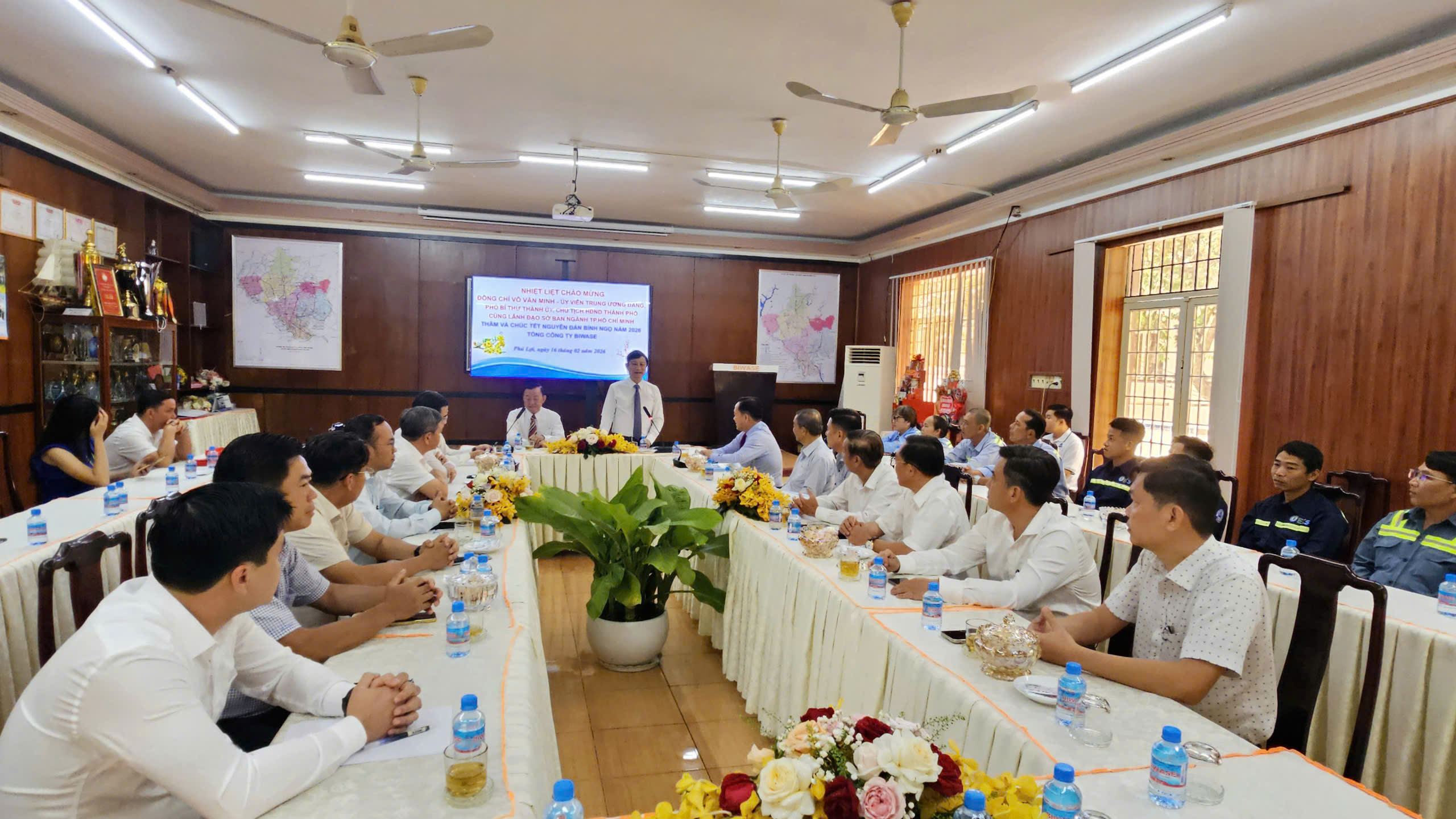 Phó Bí thư Thành ủy TPHCM Võ Văn Minh thăm công nhân và bệnh nhân nghèo dịp Tết 2026 - Ảnh 1.