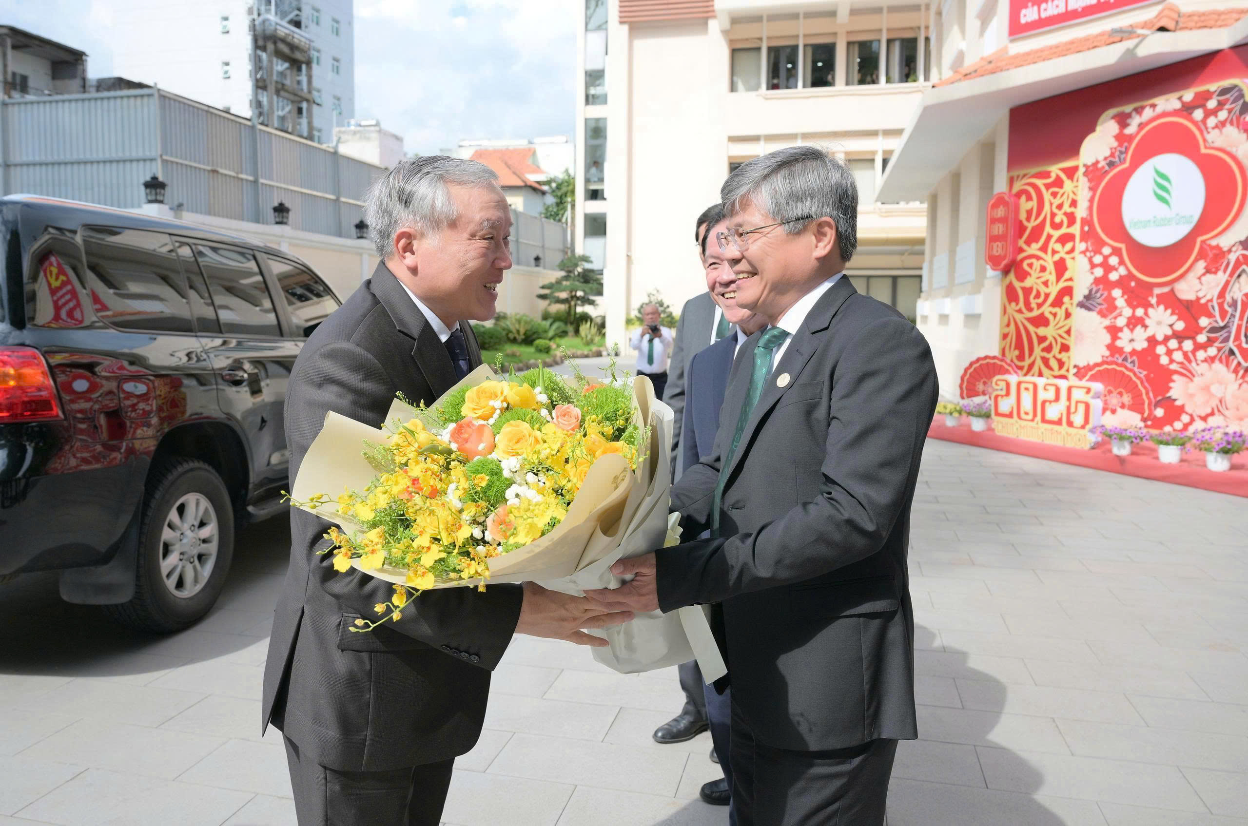 Phó Thủ tướng Thường trực Nguyễn Hòa Bình thăm và làm việc tại VRG 1 Phó Thủ tướng thường trực Nguyễn Hòa Bình làm việc tại VRG - Ảnh 1.