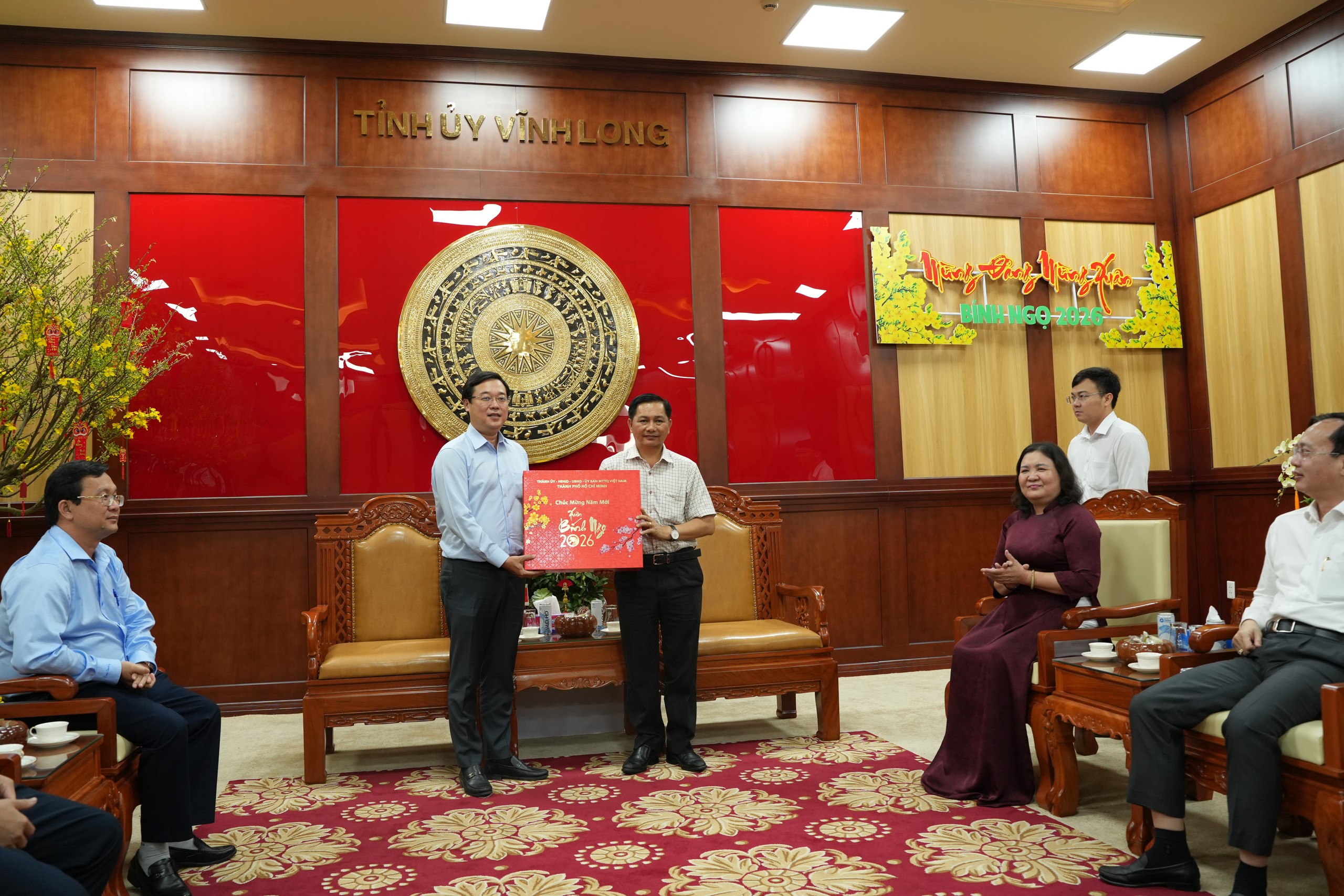 Phó bí thư thường trực Lê Quốc Phong thăm, chúc Tết Vĩnh Long, trao 500 triệu đồng chăm lo người dân - Ảnh 1.