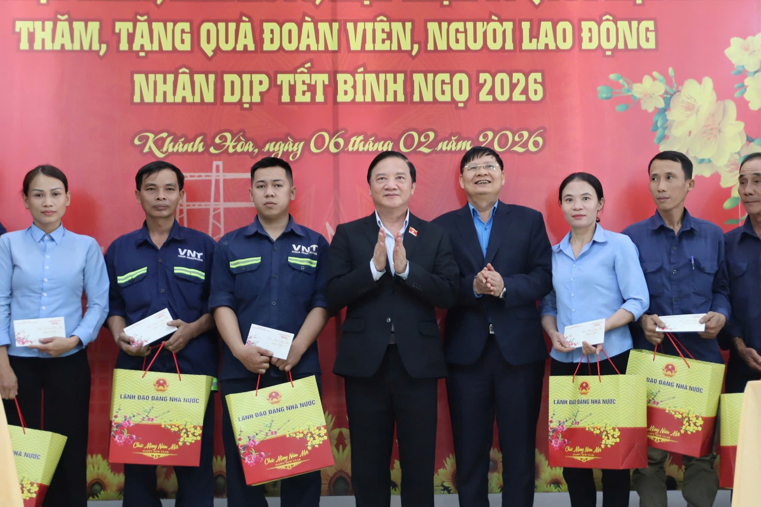 Phó chủ tịch Quốc hội trao quà Tết cho người lao động khó khăn tại Khánh Hòa - Ảnh 1.