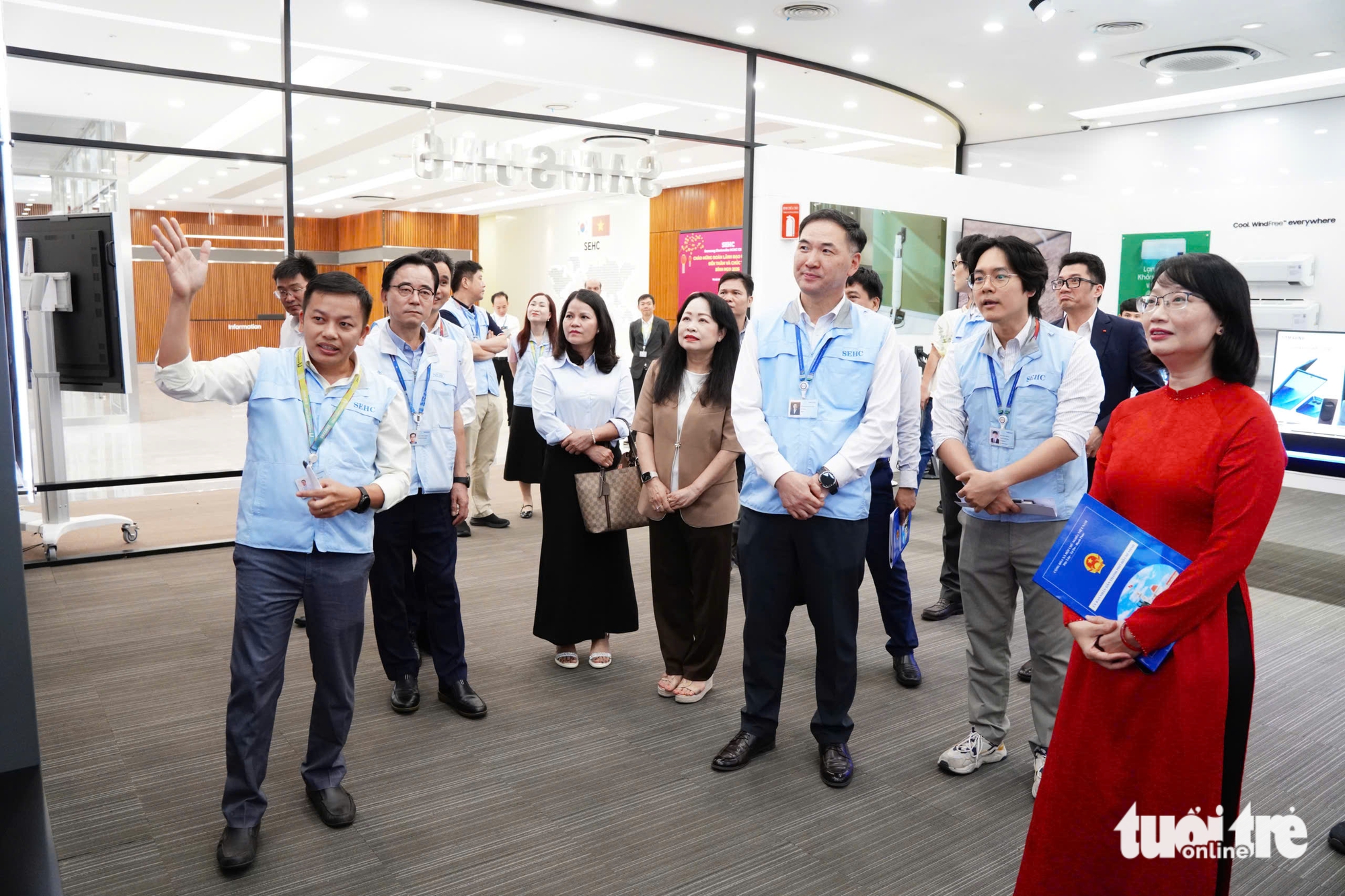 Phó chủ tịch UBND TP.HCM Trần Thị Diệu Thúy thăm Samsung, FPT dịp Tết Bính Ngọ 2026 1 tết - Ảnh 1.