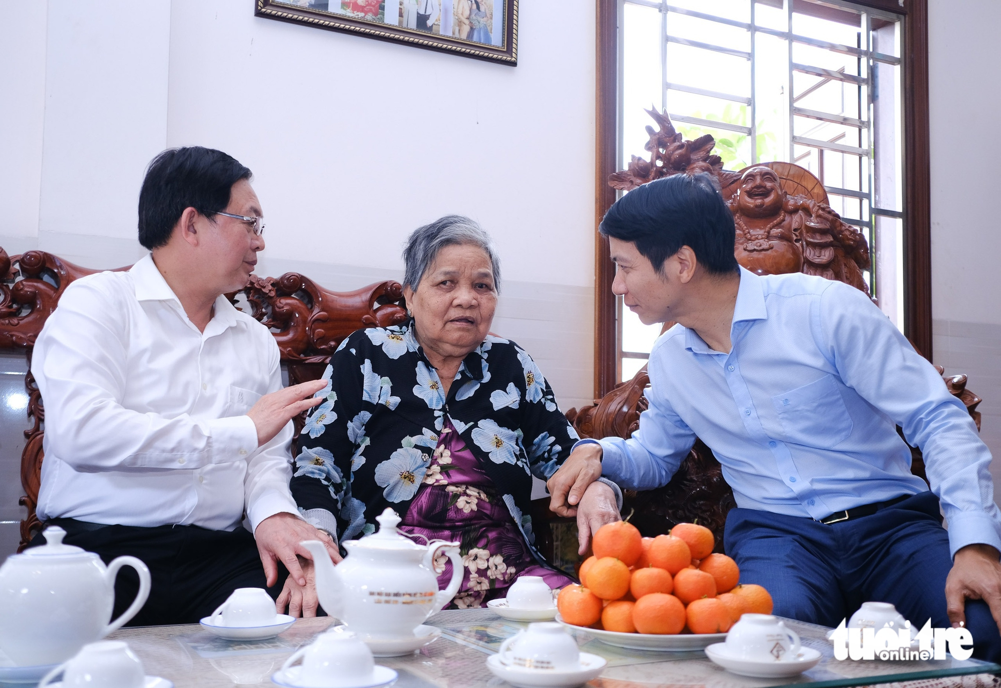 Phó thủ tướng Hồ Quốc Dũng thăm bà con vùng rốn lũ Tuy Phước - Ảnh 1.