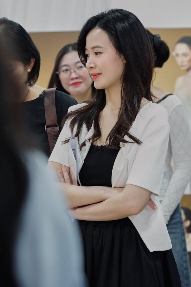 Midu khoe loạt ảnh chấm thi tốt nghiệp cho các học trò. Trong vai trò giảng viên Thiết kế thời trang, người đẹp thường đồng hành cùng sinh viên mỗi mùa tốt nghiệp. 'Phu nhân hào môn' ghi điểm vì sắc vóc trẻ trung, dù chỉ diện trang phục đen - trắng tối giản.