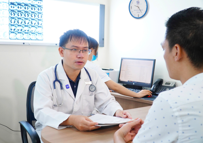 Bác sĩ Đặng Thành Đô đang thăm khám cho một người bệnh. Ảnh: Bệnh viện cung cấp