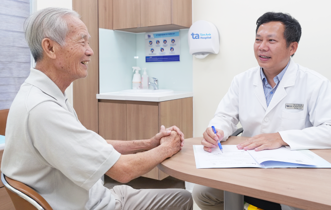 Tiến sĩ Nghĩa tư vấn vận động cho người bệnh cao tuổi. Ảnh: Bệnh viện Đa khoa Tâm Anh