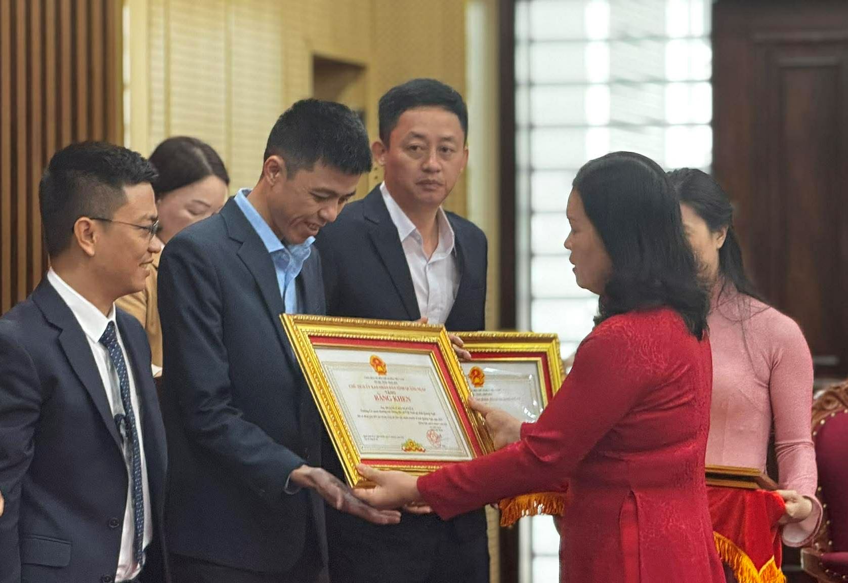 Phóng viên Tuổi Trẻ thường trú tại Quảng Ngãi được tỉnh tặng bằng khen - Ảnh 1.