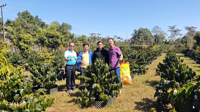 Đoàn công tác đến cao nguyên Bolaven. Ảnh: Phú Mỹ