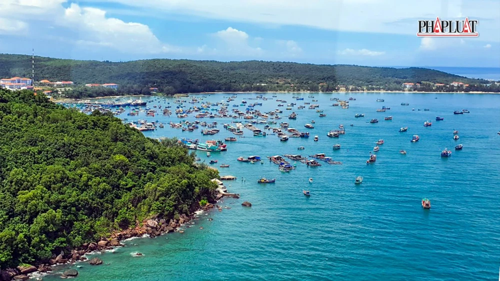 UBND đặc khu Phú Quốc thành lập Đội phản ứng nhanh du lịch nhằm tiếp nhận, xử lý kịp thời các phản ánh về giá cả, chất lượng dịch vụ và an ninh trật tự . Ảnh: CHÂU ANH dac-khu-phu-quoc-tinh-an-giang.jpg