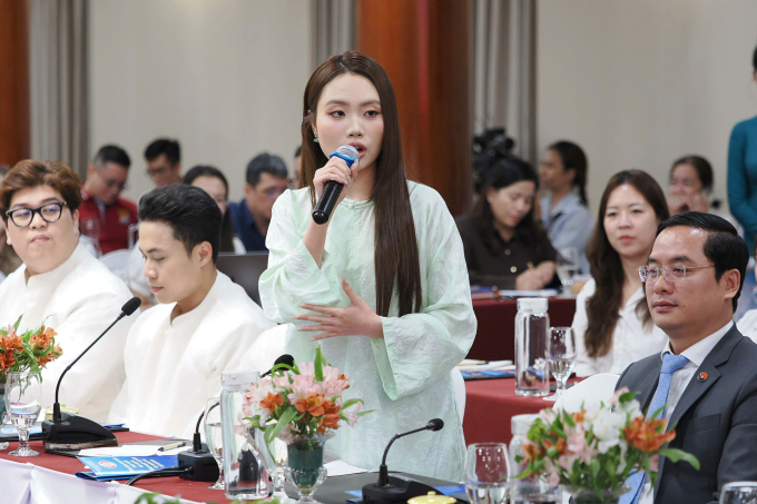 Phương Mỹ Chi nêu ý kiến với Bí thư Thành ủy TP HCM Trần Lưu Quang. Ảnh: Tùng Trương