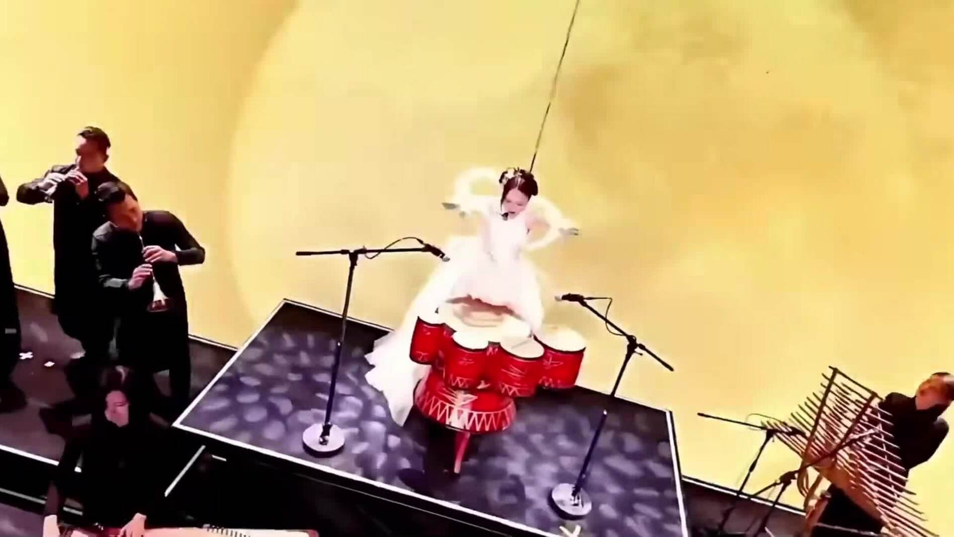 Phương Mỹ Chi đánh trống khi diễn hit 'Buôn trăng'