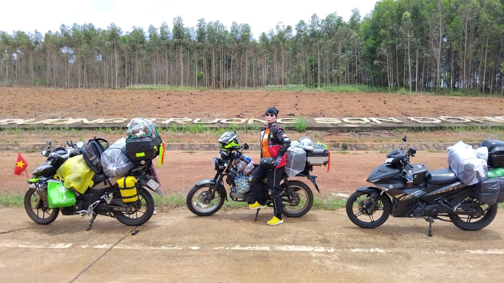Phượt thủ U60 lần đầu xuyên Việt bằng xe máy: 'Bất ngờ phải chạy bão, mưa rát mặt, cuối cùng vẫn ổn' - Ảnh 1.