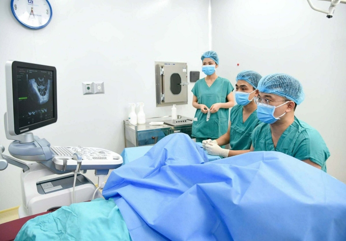 Bác sĩ chọc hút trứng để thụ tinh ống nghiệm cho một phụ nữ điều trị hiếm muộn. Ảnh: IVF Tâm Anh