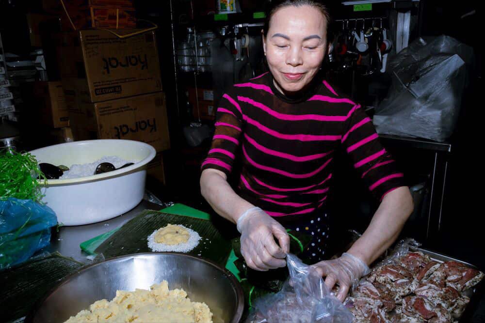 Quán ăn Việt ở Mỹ gây sốt với nhiều đặc sản Tết, có món bán 2.000 chiếc - 3