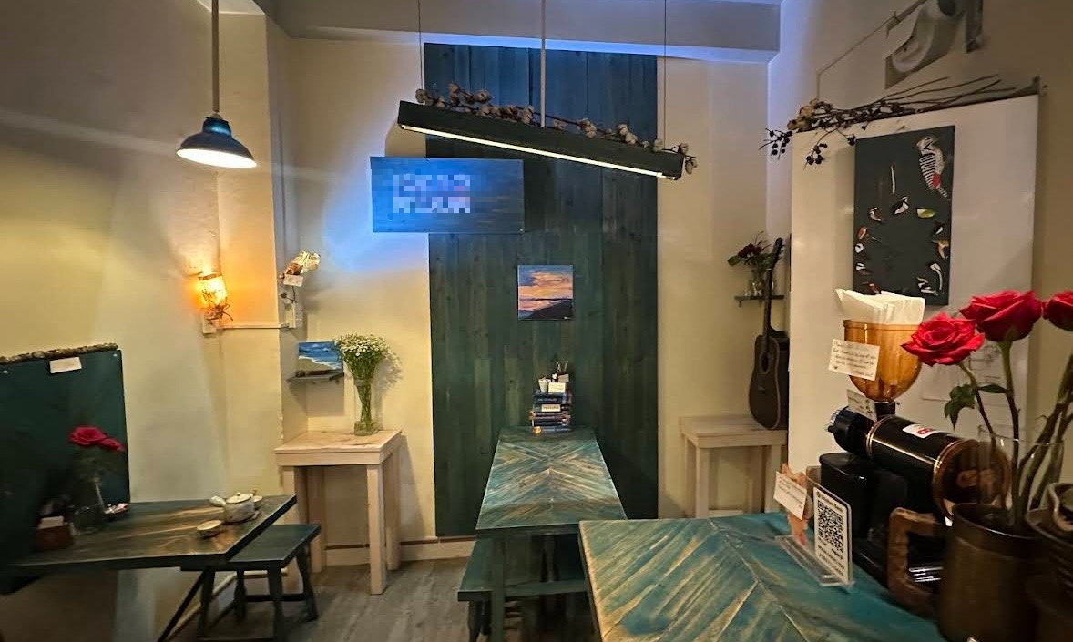 Quán cà phê 'lạ' ở TP.HCM: Nhà vệ sinh không có vòi nước và giấy, buôn bán như đuổi khách? 1 quán cà phê - Ảnh 1.