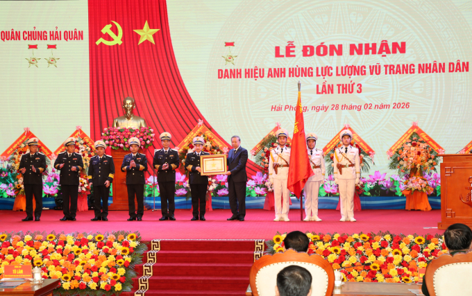 Tổng Bí thư Tô Lâm thay mặt Đảng, Nhà nước trao danh hiệu Anh hùng Lực lượng vũ trang nhân dân cho Quân chủng Hải quân. Ảnh: Quân chủng Hải quân
