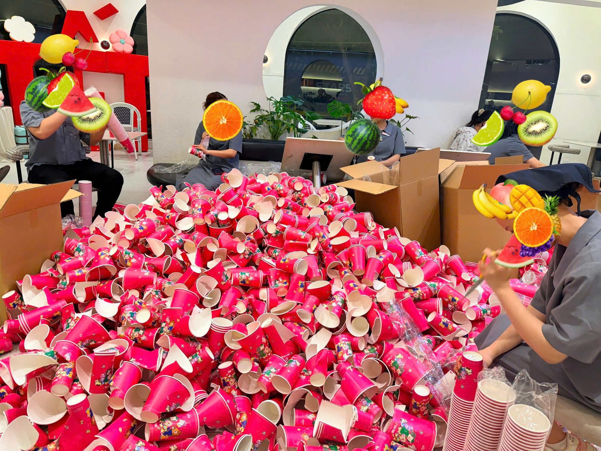 Biến căng cộng đồng trà sữa hôm nay: Quán in 10.286 cốc giấy có hình ảnh 