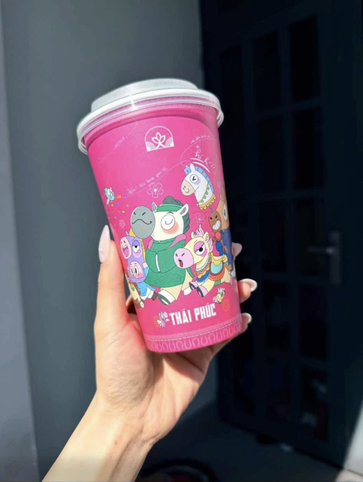 Biến căng cộng đồng trà sữa hôm nay: Quán in 10.286 cốc giấy có hình ảnh 
