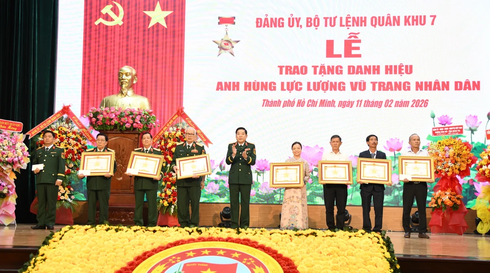 Quân khu 7: Trao tặng, truy tặng danh hiệu Anh hùng LLVT nhân dân đến 7 cá nhân -Anh-hung-LLVT-nhan-dan-quan-khu-7 4.jpg