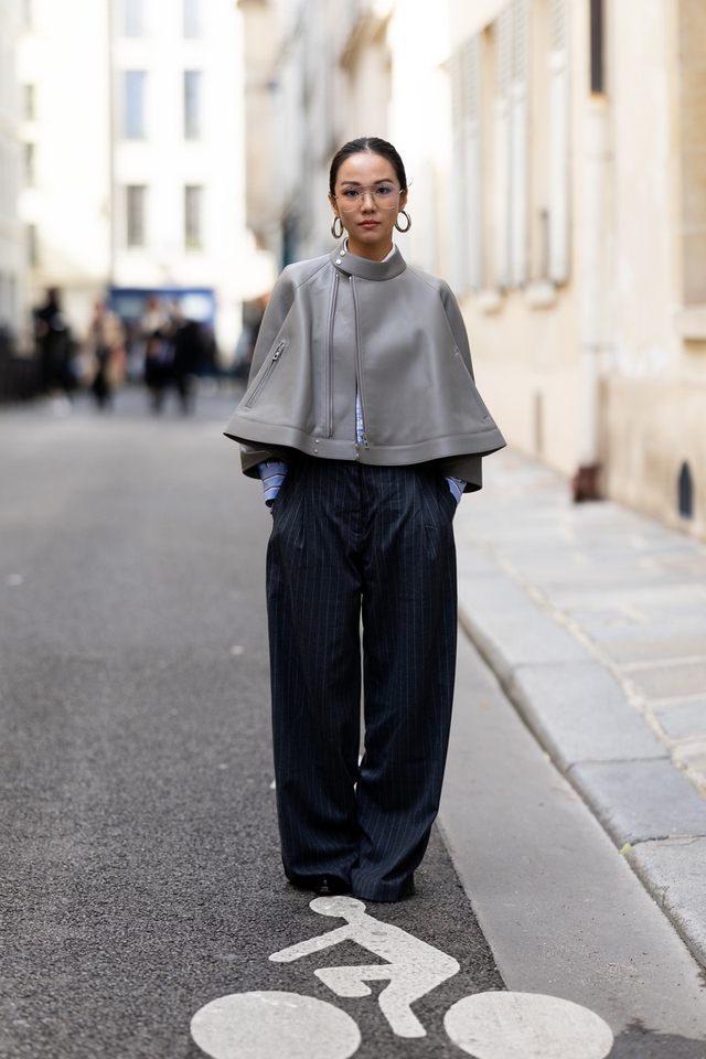 Quần tây kẻ sọc, từ đồng phục công sở đến xu hướng hằng ngày- Ảnh 1.