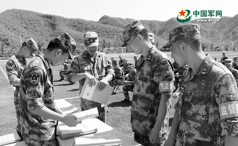 Trung Quốc quyết trị tham nhũng ẩn mình trong quân đội - Ảnh 1.