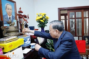 Tổng Bí thư dâng hương tưởng niệm nhân 120 năm Ngày sinh Thủ tướng Phạm Văn Đồng