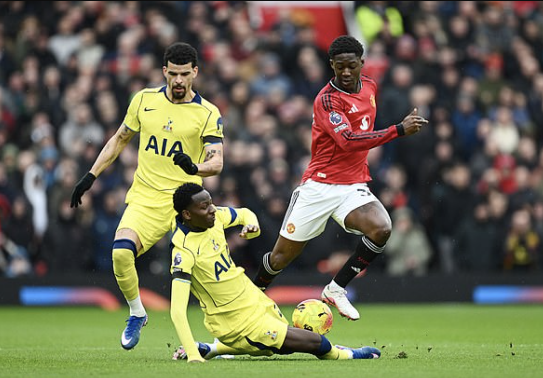 Quật ngã Tottenham, Man United bay cao Top 4 Ngoại hạng - Ảnh 1.