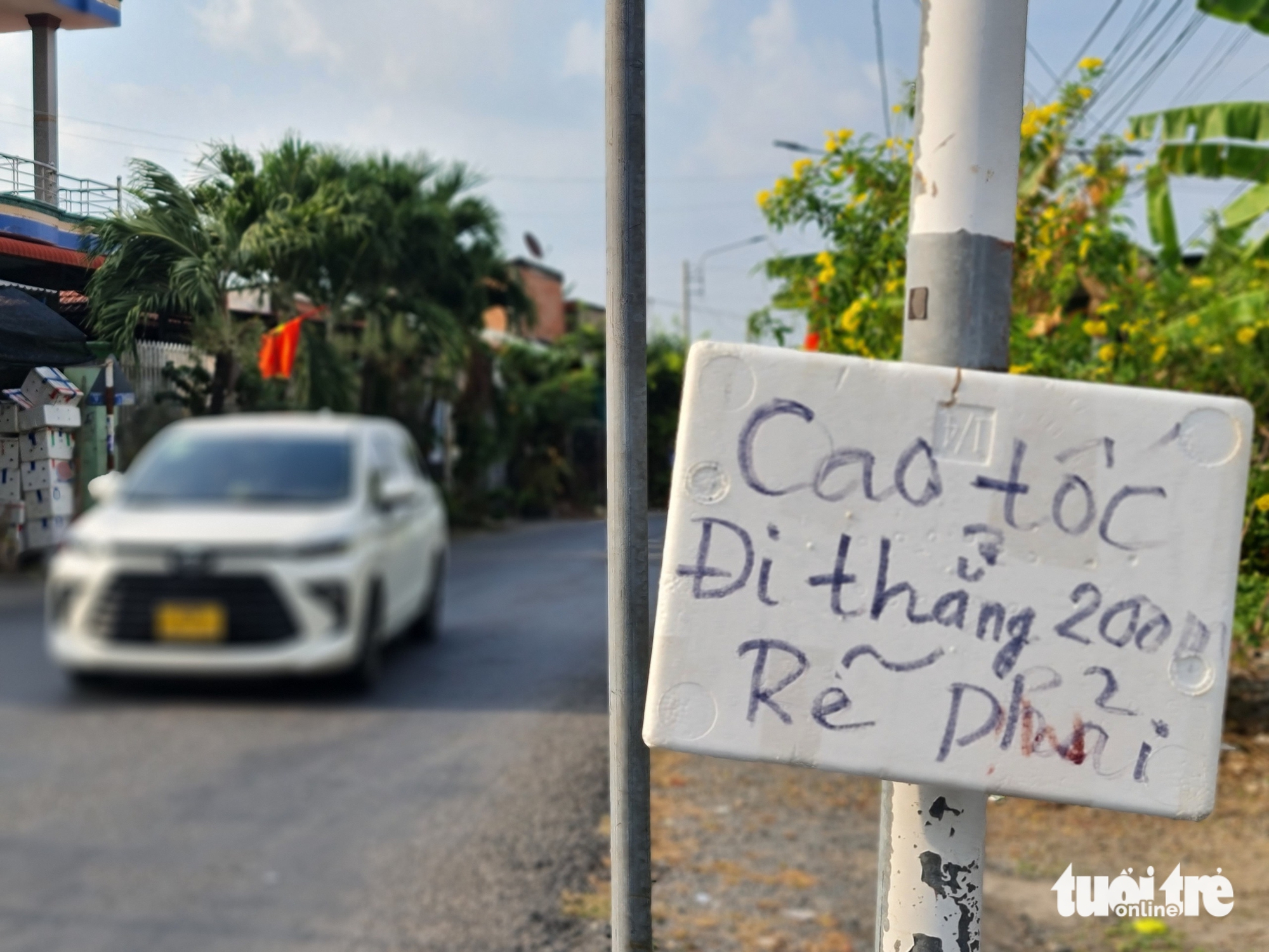 Quốc lộ 1 ùn ứ, tài xế tìm đường vào cao tốc TP.HCM - Trung Lương dù đã bị chặn 1 TRUNG LƯƠNG - Ảnh 1.