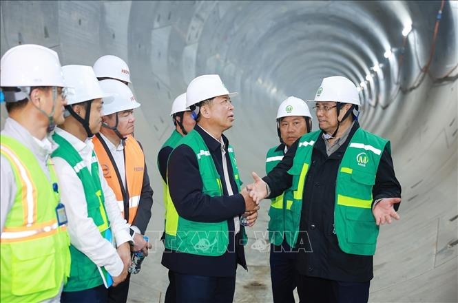 Thủ tướng: Quy hoạch phát triển ngành đường sắt với tầm nhìn trên 100 năm - Ảnh 1.