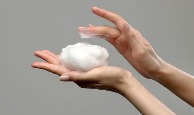 Nên tạo bọt trước thay vì đổ trực tiếp dầu gội lên da đầu, mái tóc.