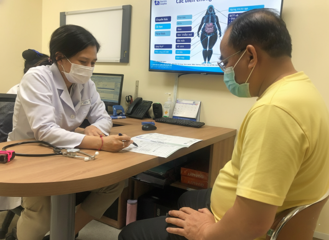 Bác sĩ Trâm phân tích các chỉ số mỡ, cơ của ông Văn. Ảnh: Bệnh viện Đa khoa Tâm Anh