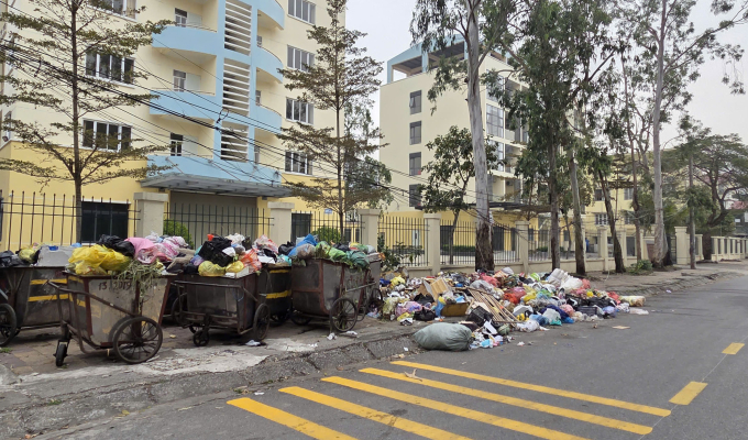 Rác chất đống, tràn xuống lòng đường Nguyễn Du. Ảnh: Lam Sơn