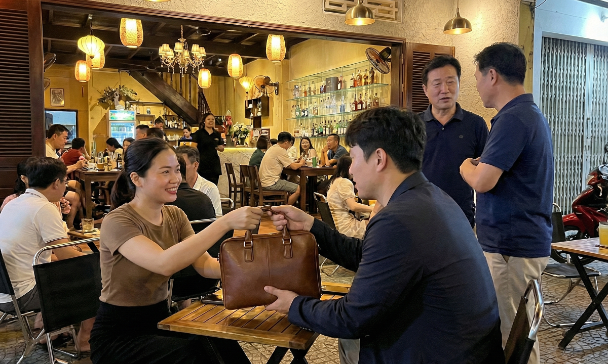 Ranh giới phân định tội lừa đảo và trộm cắp qua vụ 'giả người quen lấy túi hộ' 1 Ranh gioi phan dinh toi lua dao va trom cap