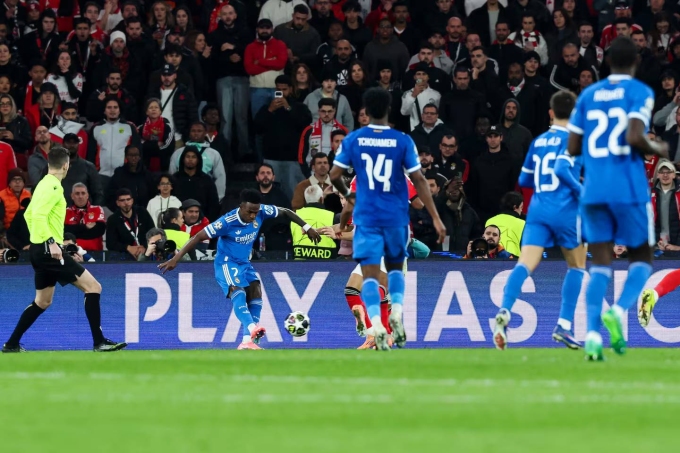 Vinicius sút từ rìa vòng cấm ghi bàn trong trận Benfica 0-1 Real ở lượt đi vòng play-off Champions League tối 17/2. Ảnh: AS