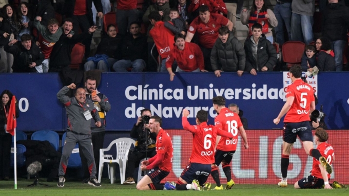 Cầu thủ Osasuna mừng bàn ấn định chiến thắng trước Real trên sân El Sadar, Pamplona, Navarre, Tây Ban Nha hôm 21/2. Ảnh: Reuters
