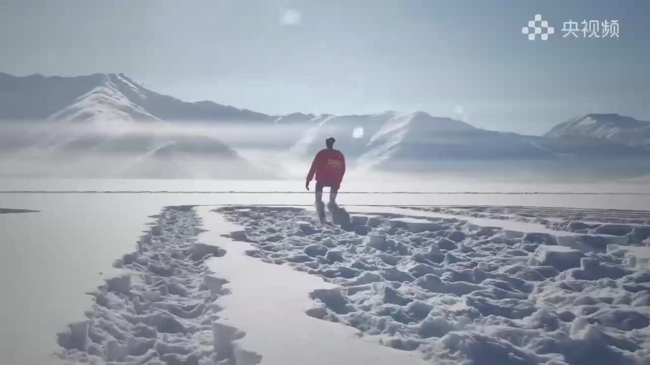 Robot hình người đi bộ 130.000 bước trong tuyết