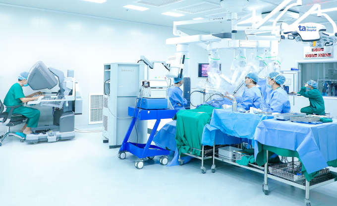 Phó giáo sư Vĩnh điều khiển robot Da Vinci Xi cùng êkíp phẫu thuật cắt khối u phổi cho ông Công. Ảnh: Bệnh viện Đa khoa Tâm Anh