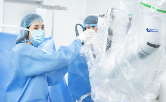 Bác sĩ Liên và êkíp phẫu thuật tạo hình niệu quản cho bà Mai bằng robot Da Vinci Xi. Ảnh: Bệnh viện Đa khoa Tâm Anh