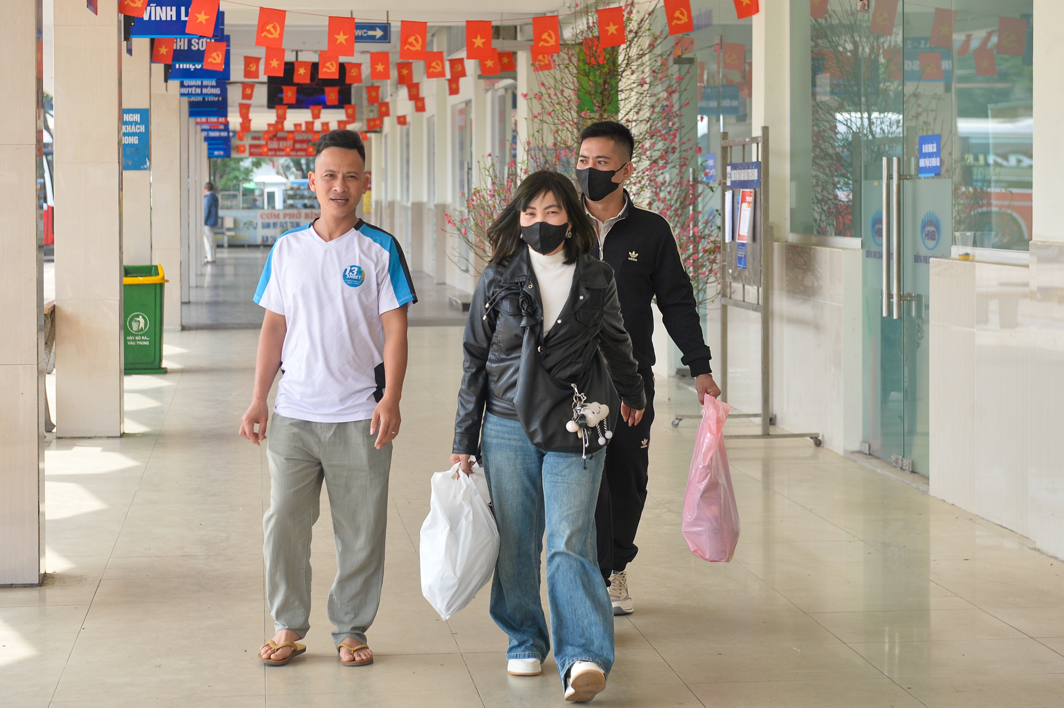 Rời bến xe ngày cuối năm: Ai cũng chỉ mong kịp bữa cơm tất niên 1 bữa cơm tất niên - Ảnh 1.