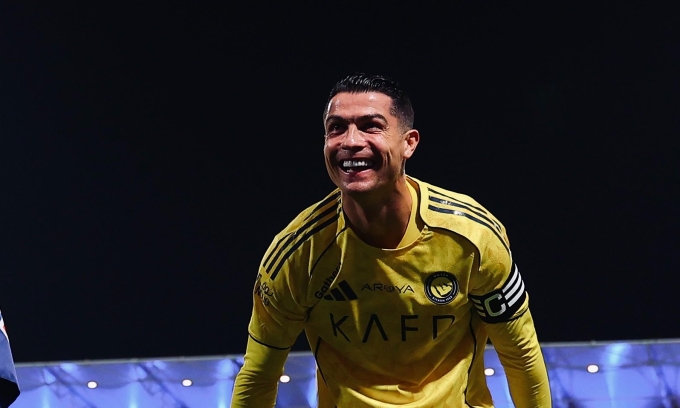 Ronaldo cười sau cú ngã ngửa lúc mừng bàn mở tỷ số trận Al Nassr gặp Al Fateh trên sân Maydan Tamweel Aloula, thành phố Al-Mubarraz, Arab Saudi tối 14/2/2026. Ảnh: Al Nassr