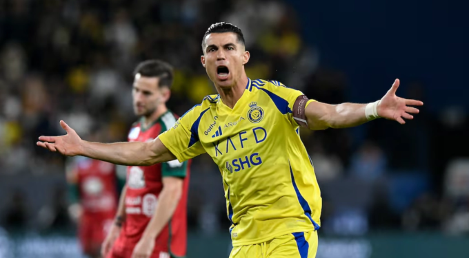 Cristiano Ronaldo phản ứng trong trận Al Nassr thua ngược Al Ettifaq 2-3 trên sân Mrsool Park, Riyadh, Arab Saudi ngày 21/2. Ảnh: AS