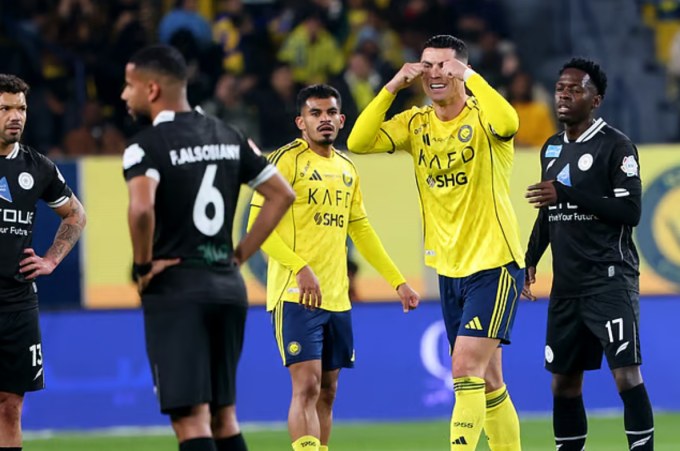 Cristiano Ronaldo chế giễu đối thủ trong một trận đấu của Al Nassr. Ảnh: AFP
