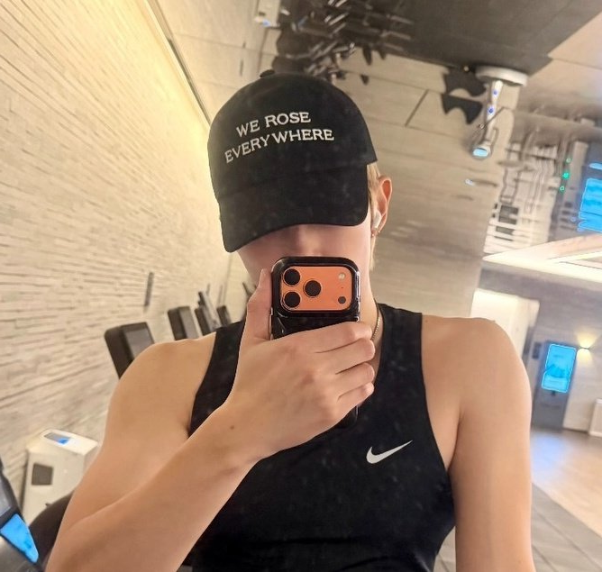 Rosé bị trưởng nhóm BTS công khai Rosé bị trưởng nhóm BTS công khai