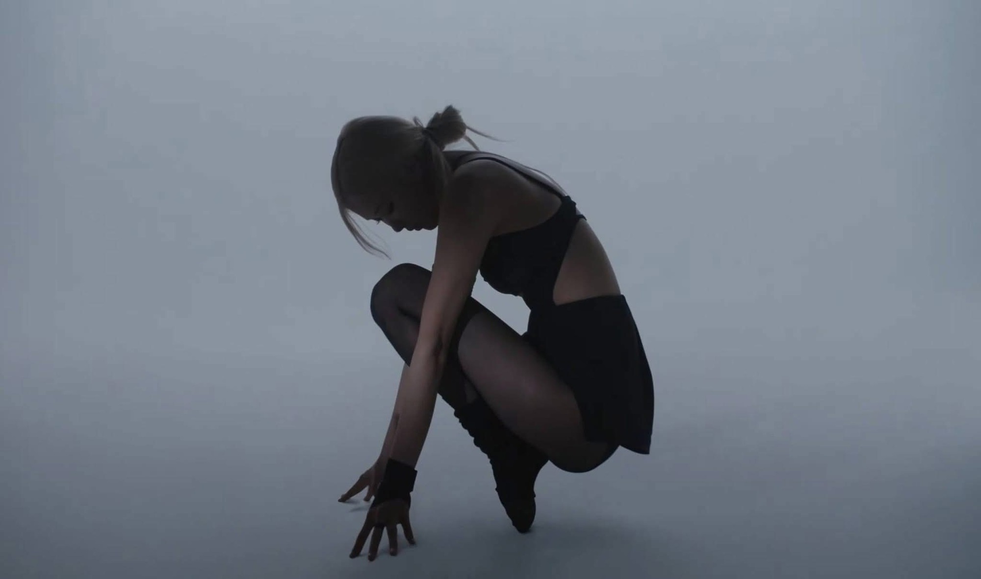 Rosé khoe ngực bạo nhất trong MV mới, vòng 1 khiêm tốn thì có sao!- Ảnh 3.