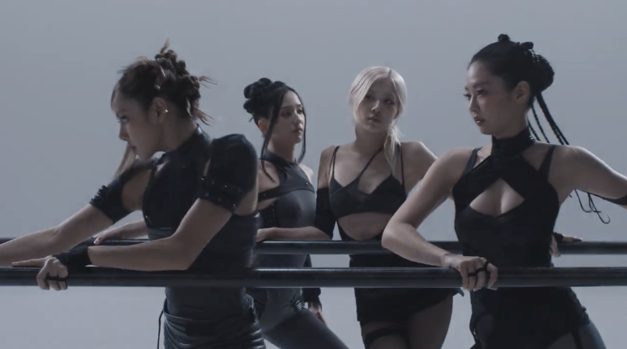 Rosé khoe ngực bạo nhất trong MV mới, vòng 1 khiêm tốn thì có sao!- Ảnh 5.