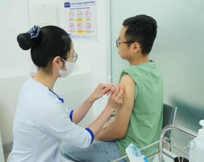 Duy tiêm ngừa mũi 3 vaccine dại tại VNVC Sunrise City. Ảnh: Hoàng Dương