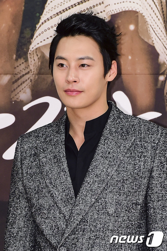 Rùng mình trước thông điệp của nam thần Cười Lên Dong Hae trước khi qua đời- Ảnh 1.